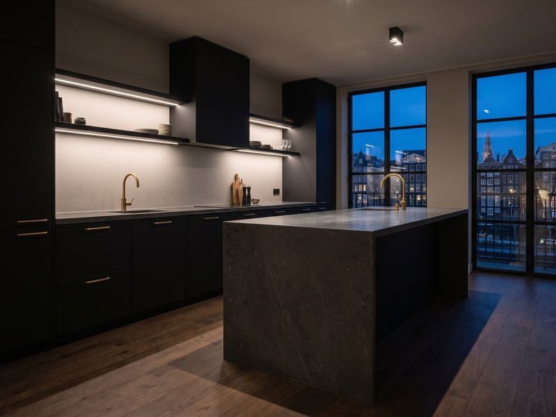 Nieuwe keuken in een gerenoveerd appartement met matzwarte kasten en messing accenten